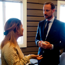 24. april: Kronprins Haakon besøker Barneombudets høynivåmøte mot vold mot barn. Her i samtale med Angelica Kjos som delte egne erfaringer med møtet. Foto: Liv Anette Luane, Det kongelige hoff